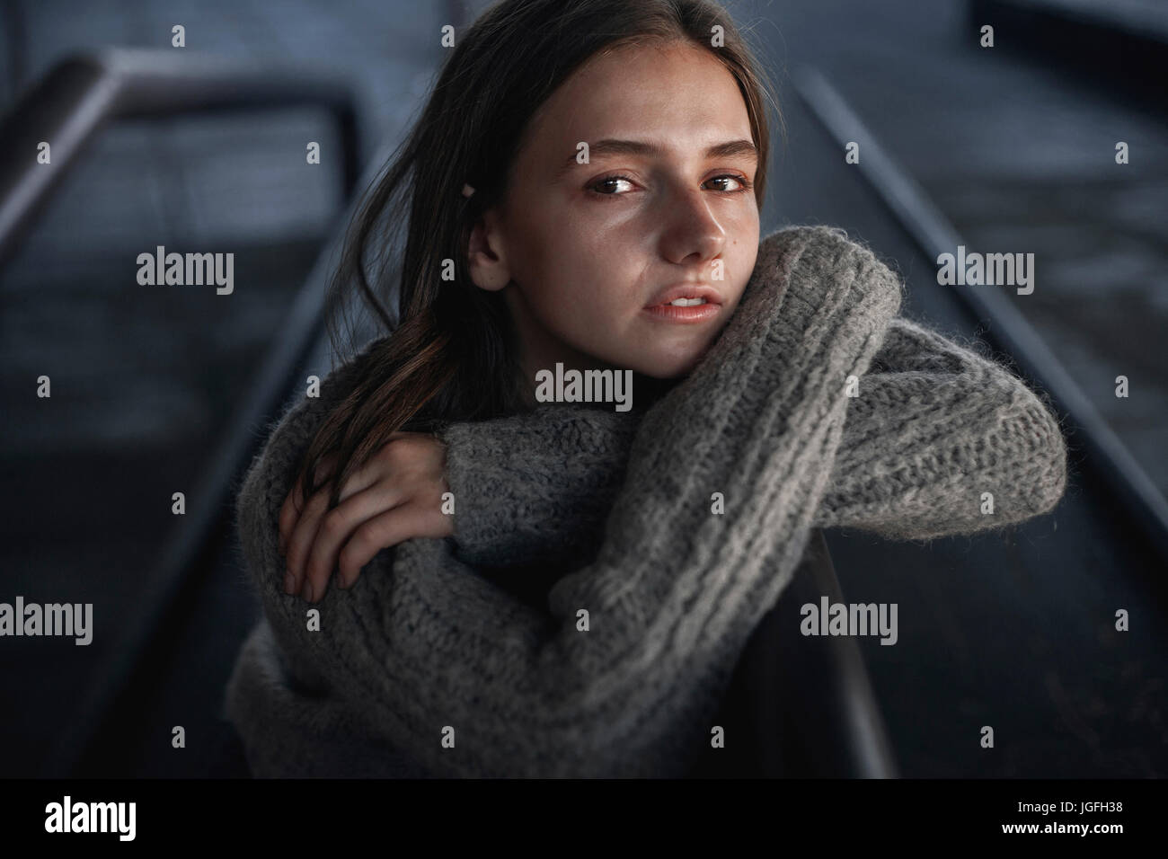 Ritratto di grave donna caucasica appoggiata sulla ringhiera di scala Foto Stock