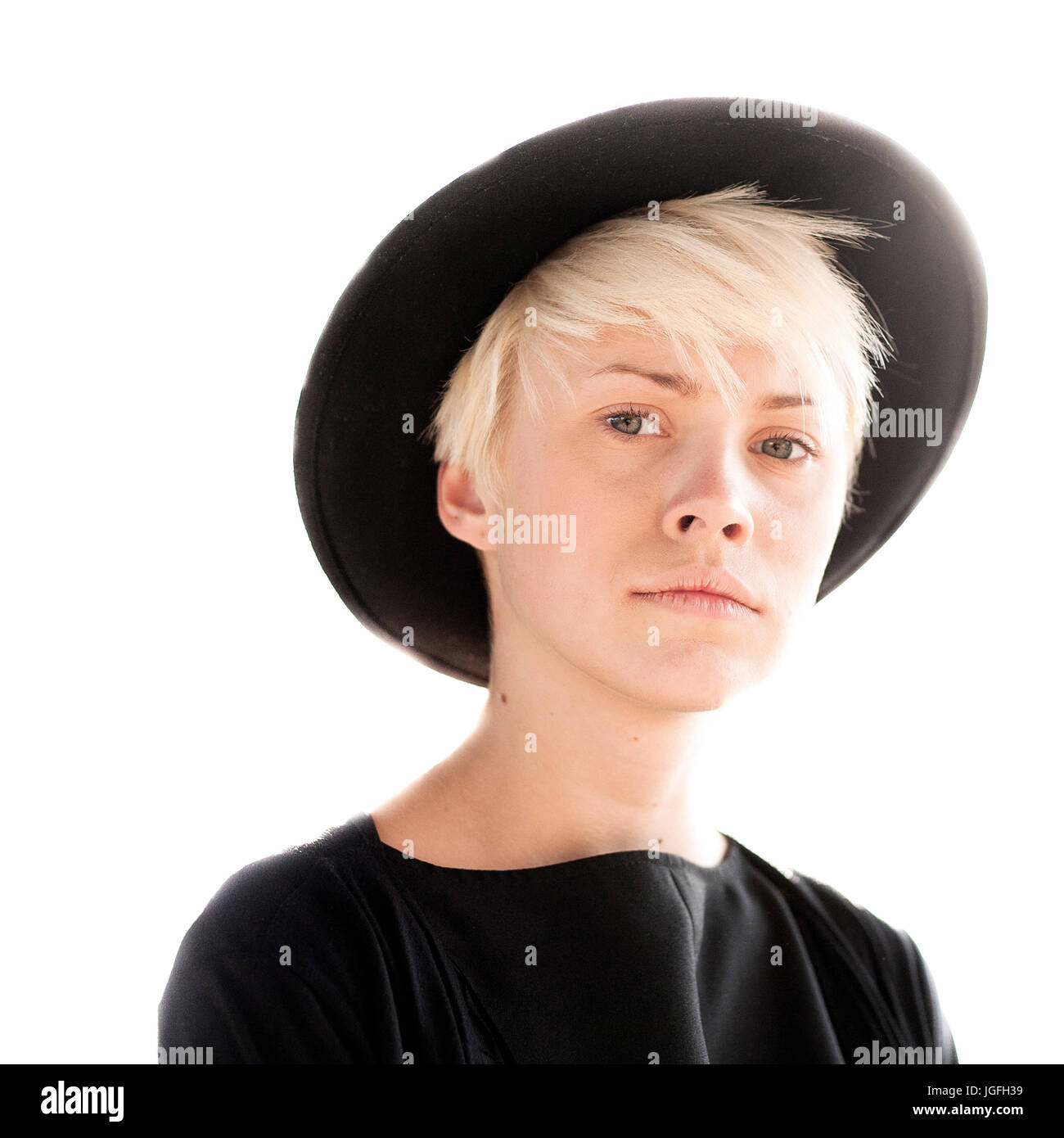 Ritratto di grave donna caucasica indossando hat Foto Stock