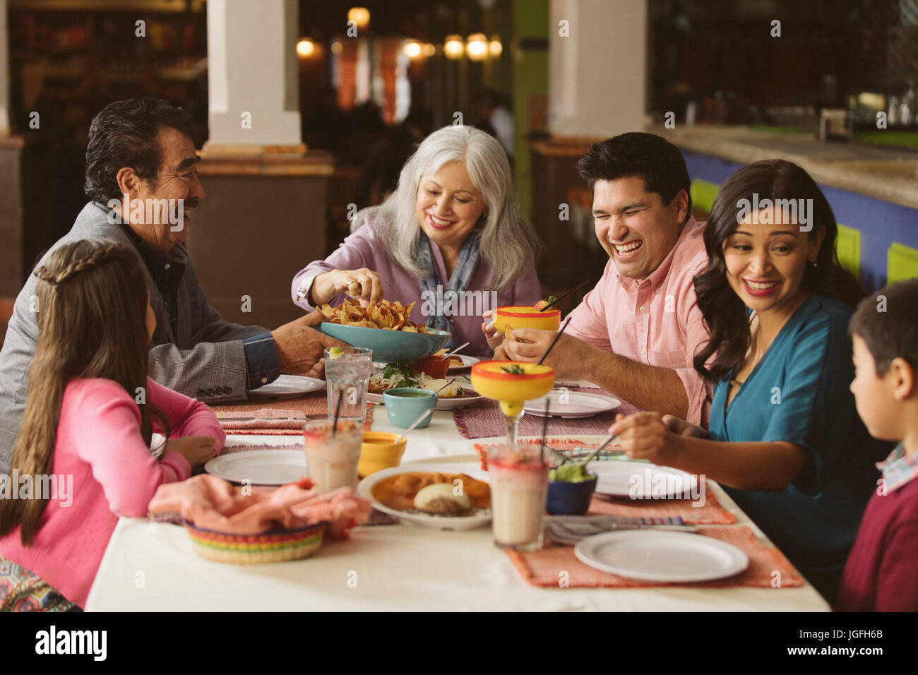 Famiglia di gustare la cena in ristorante Foto Stock