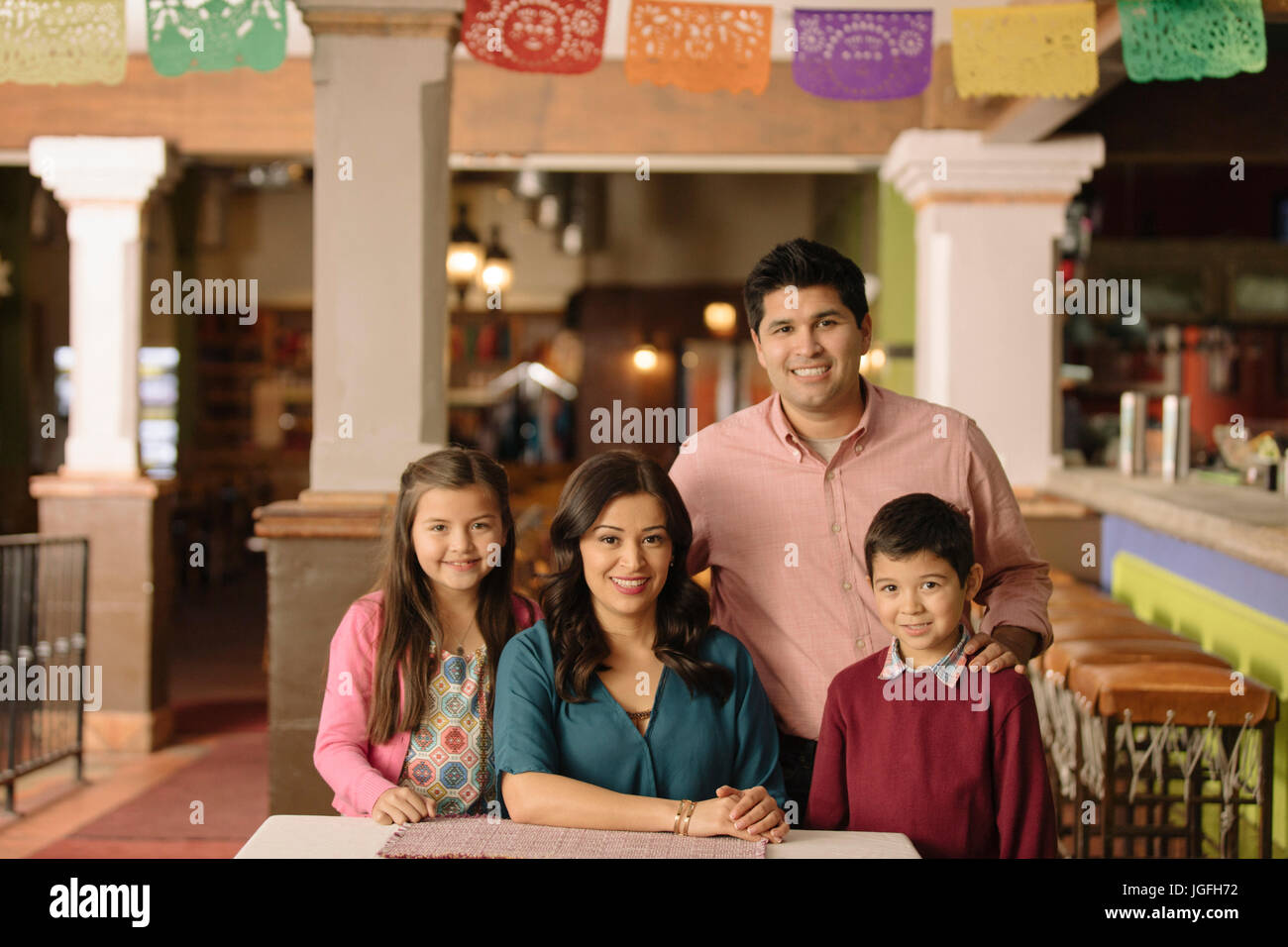 Ritratto di sorridente famiglia ispanica nel ristorante Foto Stock