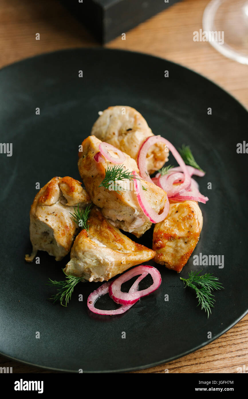 Pollo su piastra con cipolle e guarnire Foto Stock