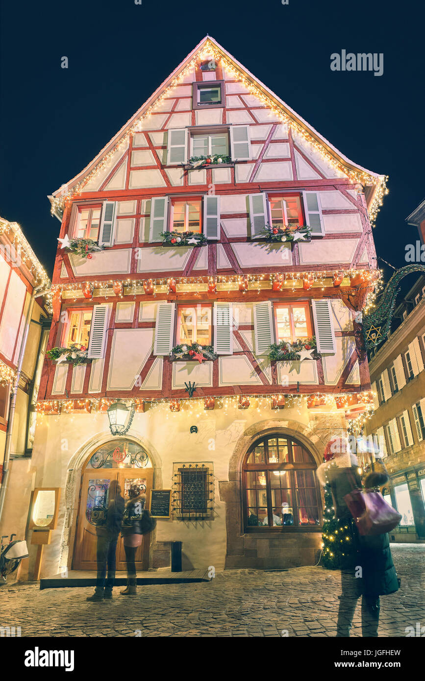 Typical half-timbering casa con decorazione di Natale presso il centro della città. Colmar. Haut-Rhin. L'Alsazia. La Francia. Foto Stock