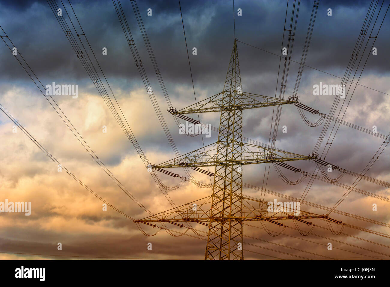 Montante di elettricità o anche linea ad alta tensione sullo sfondo di un cielo nuvoloso. Foto Stock