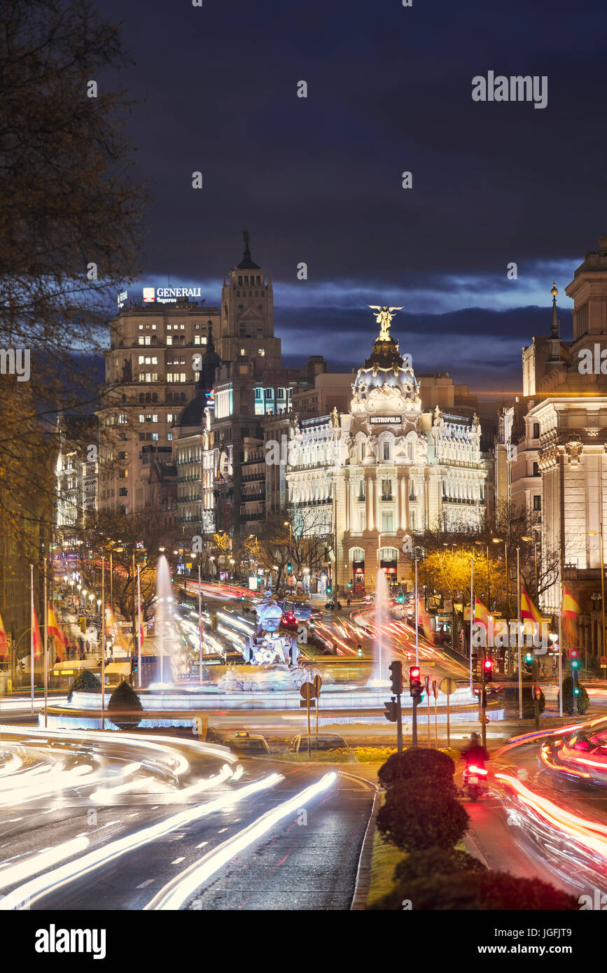 Calle de Alcalá e fontana Cibeles dal tramonto. Madrid, Spagna Foto Stock