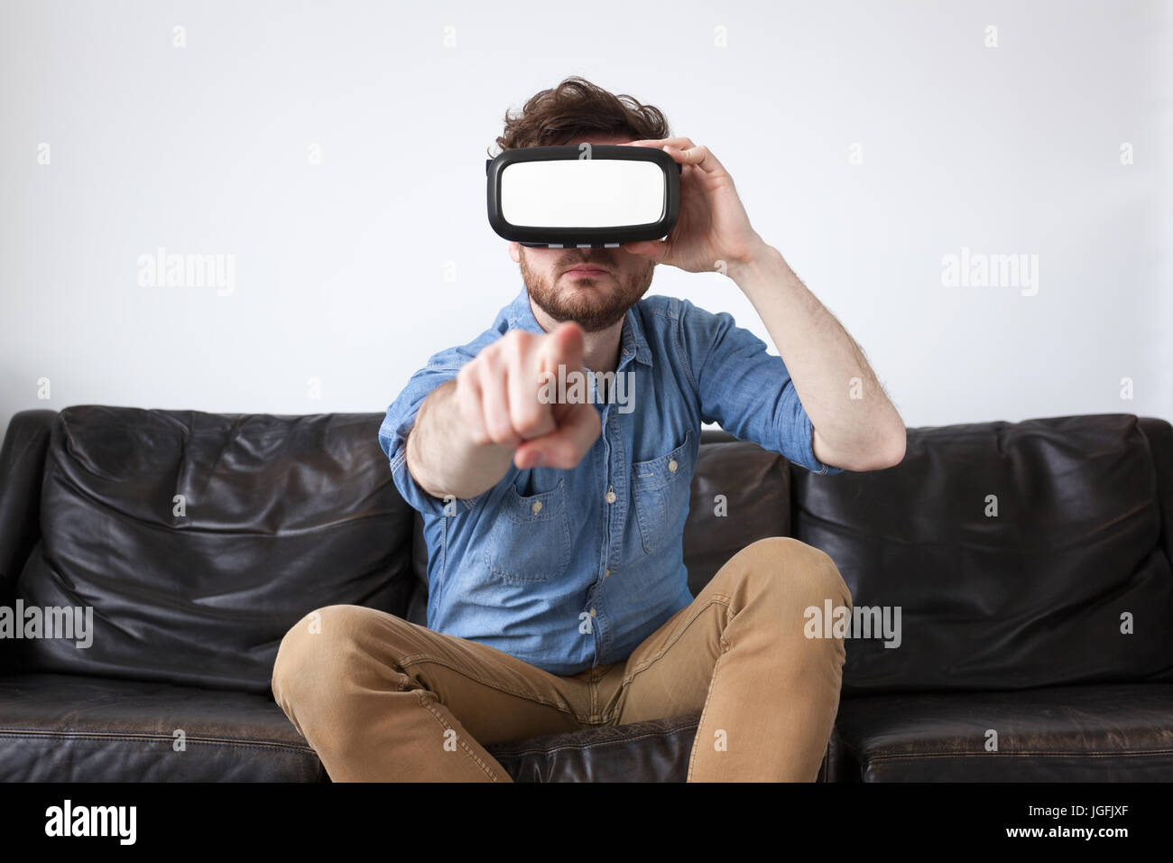 L'uomo su un lettino che indossa la realtà virtuale gli occhiali di protezione Foto Stock