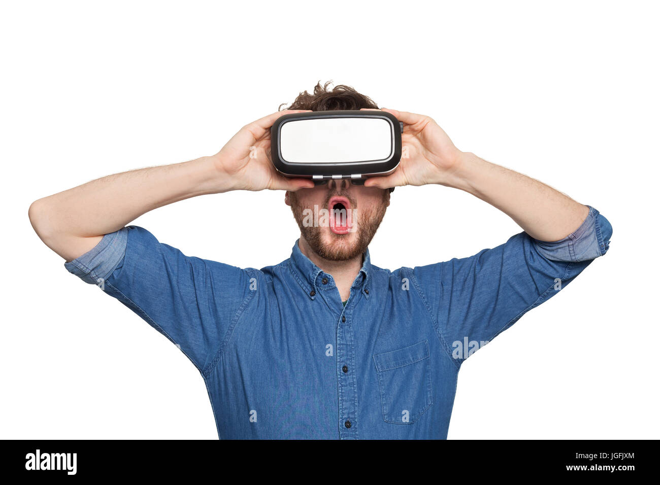 Uomo che indossa la realtà virtuale occhiali, isolato su bianco Foto Stock