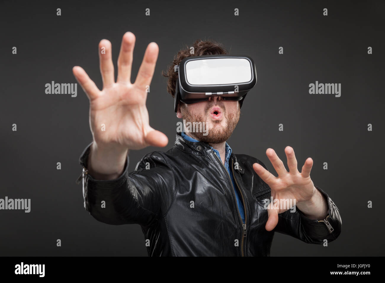 Uomo che indossa la realtà virtuale gli occhiali di protezione Foto Stock