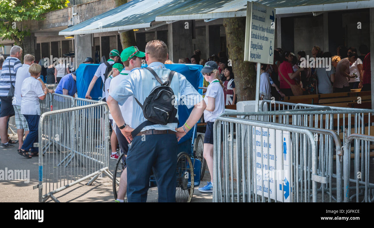 Lourdes, Francia, giugno 22, 2017 - i pellegrini diretti verso la miracolosa acqua piscine di Lourdes, Francia Foto Stock