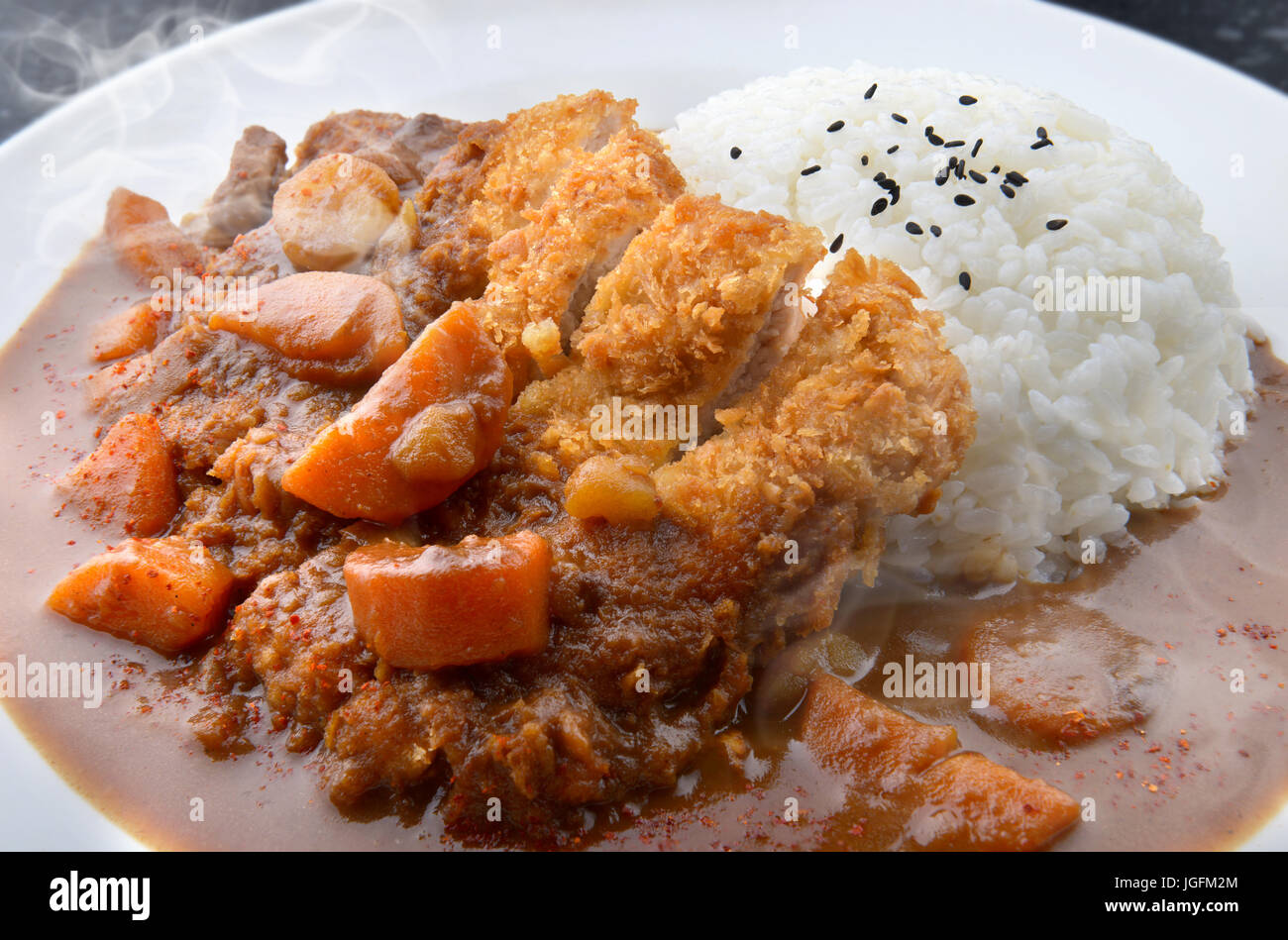 Riso con profonda maiale fritto e curry in stile Giapponese o katsu kare nella piastra bianca pronta da mangiare. Foto Stock