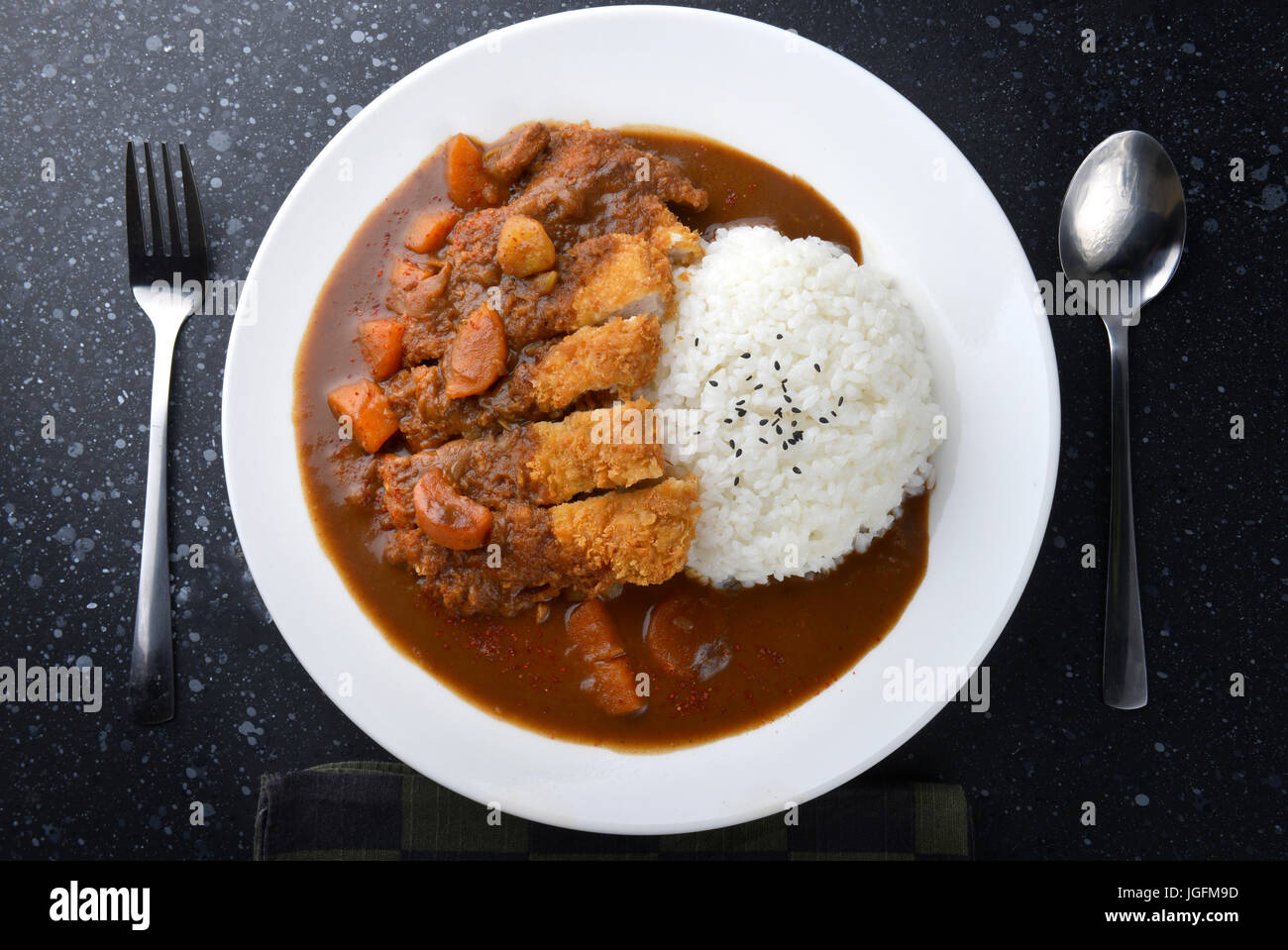 Riso con profonda maiale fritto e curry in stile Giapponese o katsu kare nella piastra bianca pronta da mangiare. Foto Stock