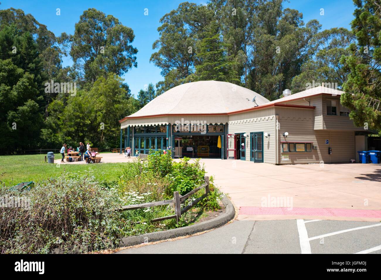 Famiglie picnic al di fuori di un edificio che ospita un antica giostra in Tilden Parco Regionale, Berkeley, California, 9 giugno 2017. Foto Stock