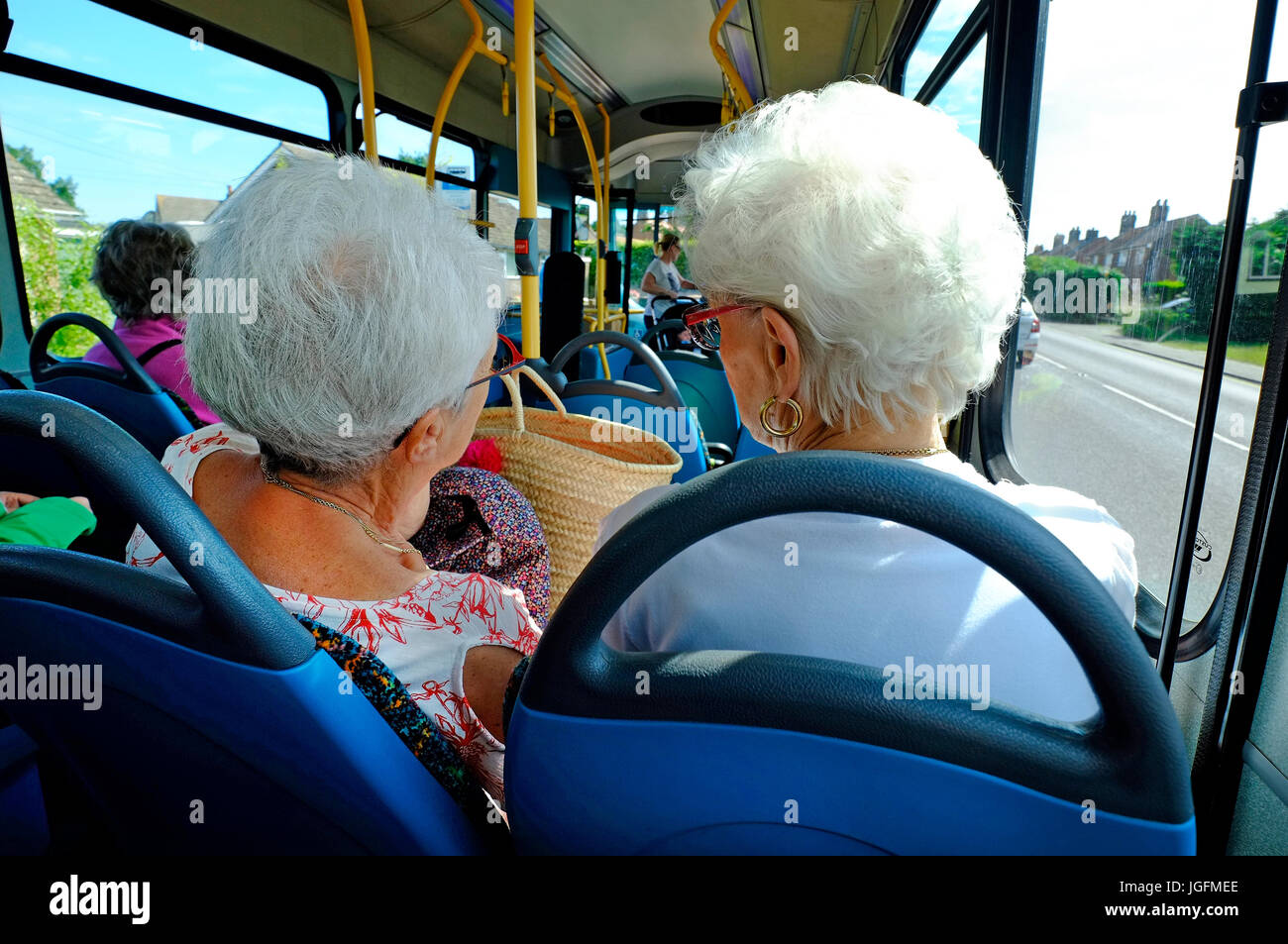 Femmina senior i passeggeri seduti su rurale servizio bus, Norfolk, Inghilterra Foto Stock