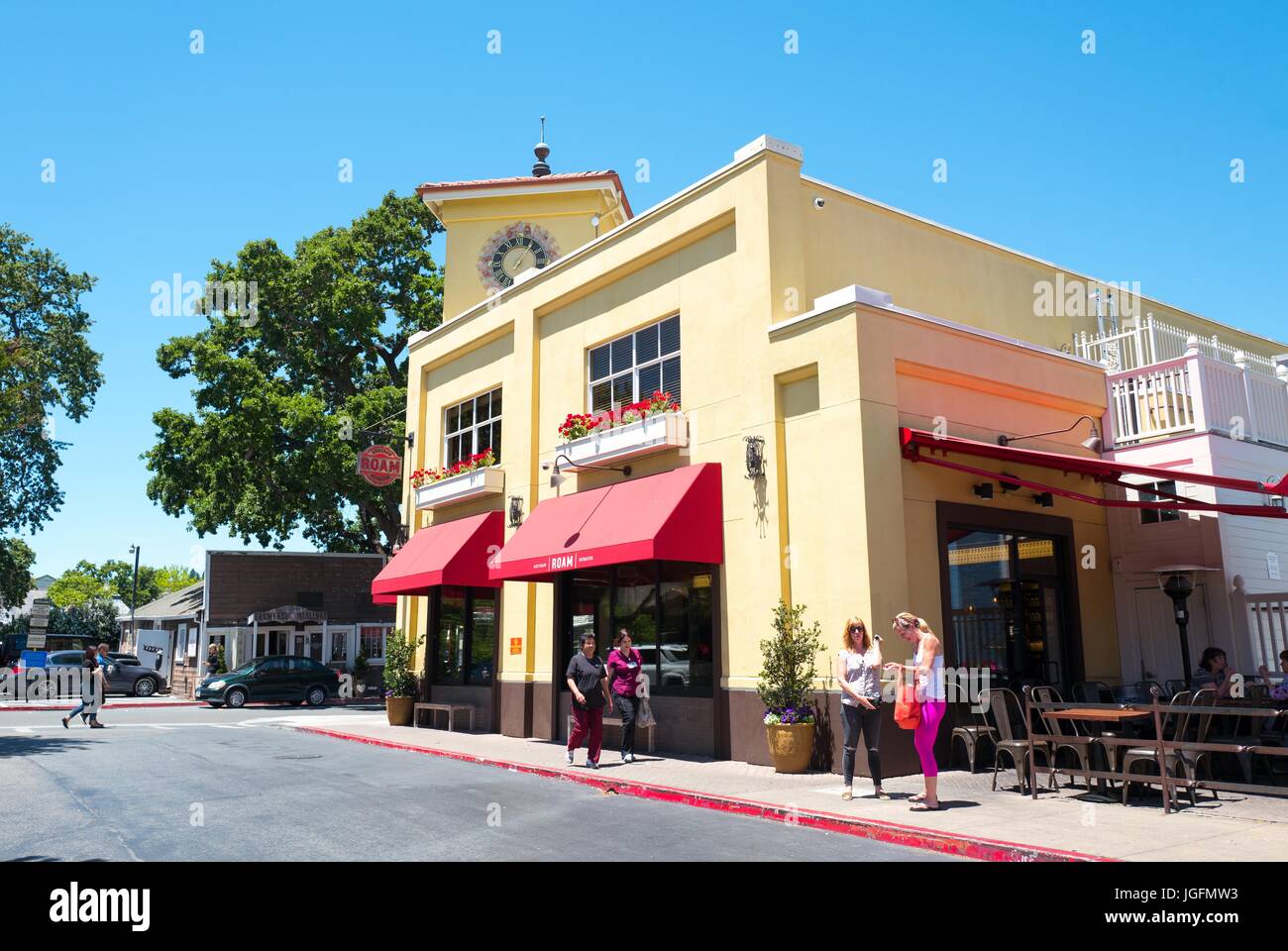 La gente a piedi passato vagare artigianale di hamburger, un famoso fast informale ristorante a Lafayette, California, 31 maggio 2017. Foto Stock