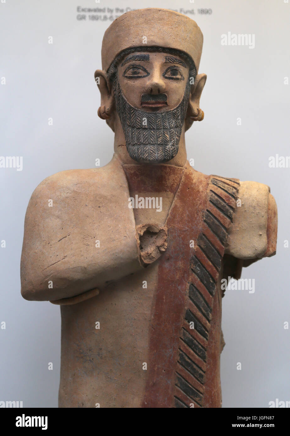 Uomo in stile assiro abito. Trovato a Salamina, Toumba santuario, intorno al 600 A.C. In terracotta. British Museum. Londra. Foto Stock