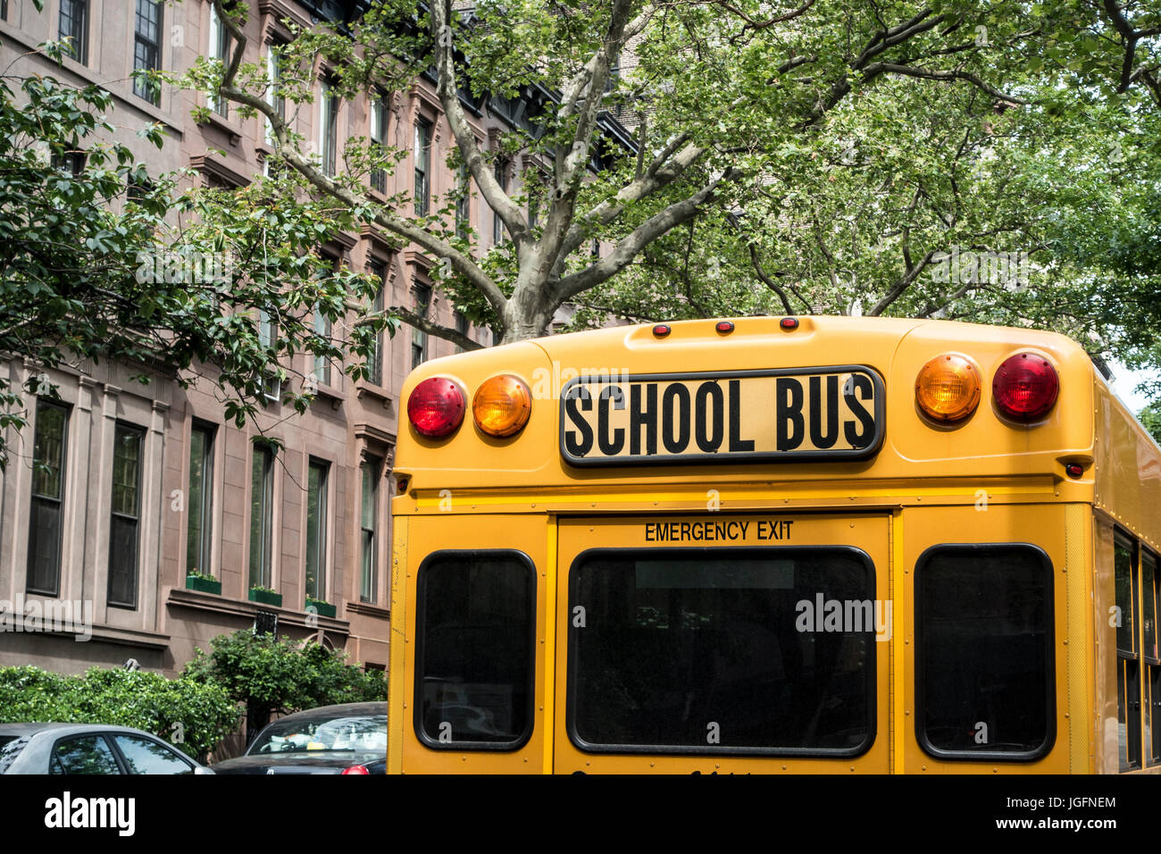 Retro del giallo arancione per bambini bus di scuola gli studenti Foto Stock