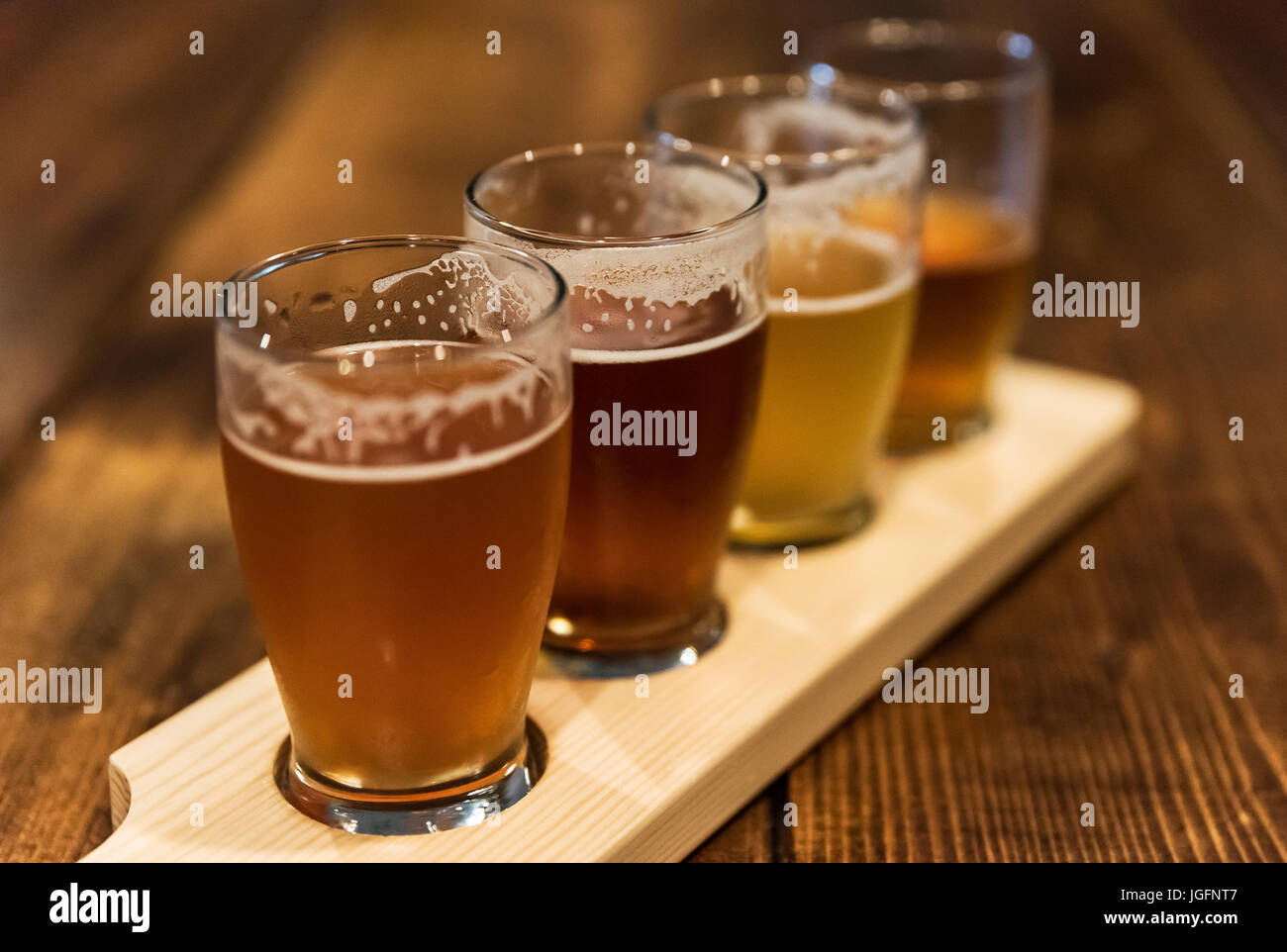 Un assortimento di birra artigianale dei campioni a una micro-birreria. Foto Stock