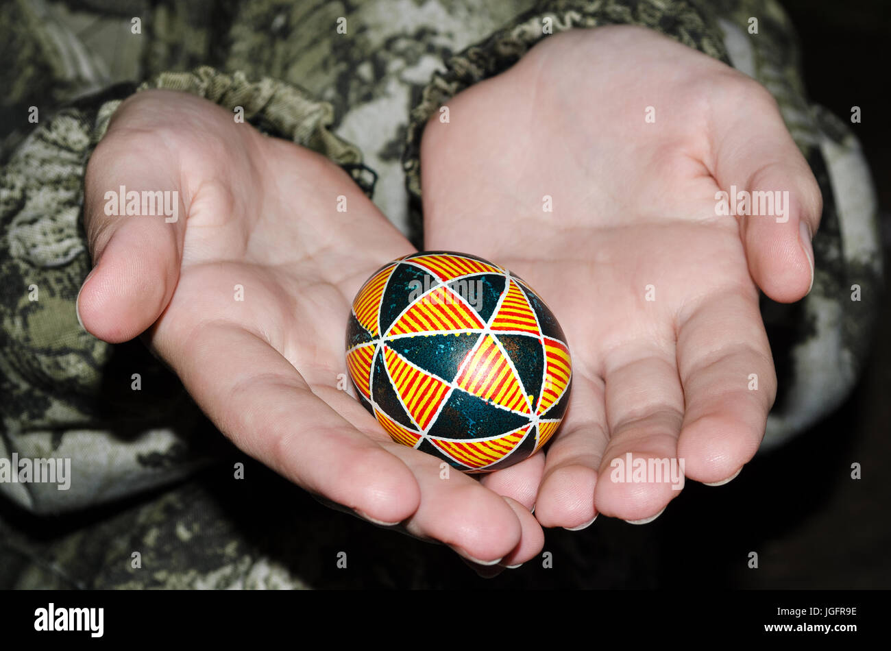 Festival storici, Birsk, Repubblica del Bashkortostan,Russia, Giugno 30, 2017 master class di dipingere le uova. Foto Stock