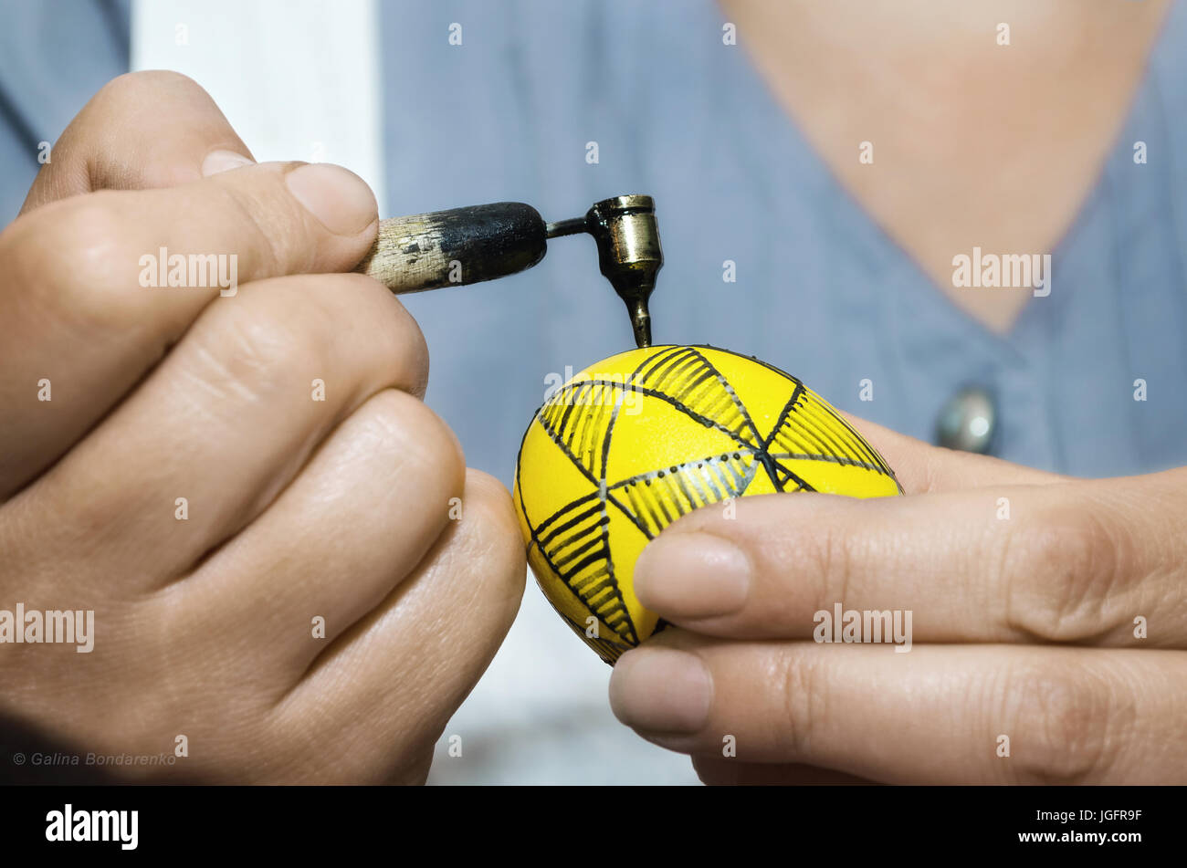 Festival storici, Birsk, Repubblica del Bashkortostan,Russia, Giugno 30, 2017 master class di dipingere le uova. Foto Stock