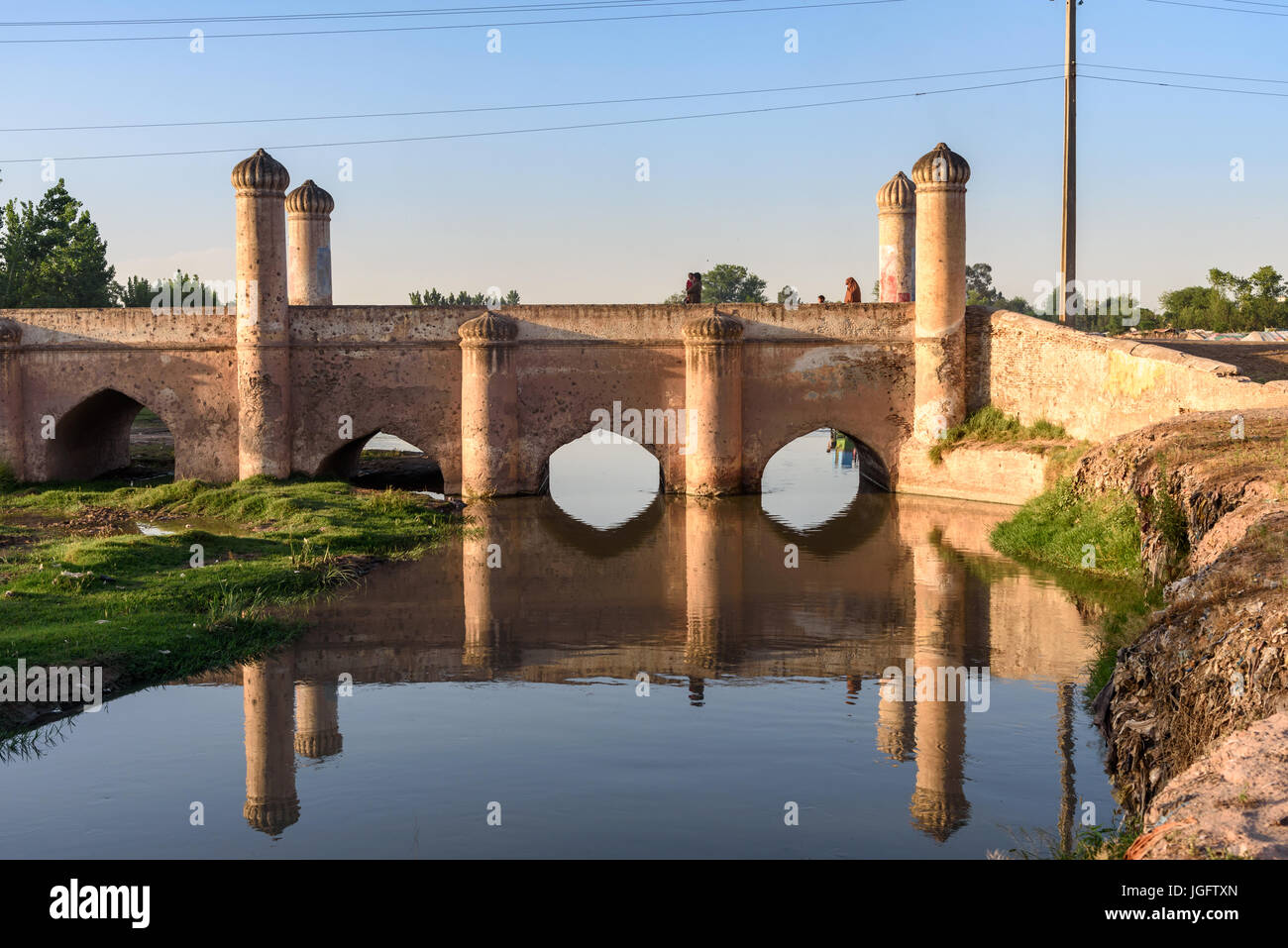 Vecchio grungy stile Mughal ponte su un canale nella città di Peshawar Foto Stock