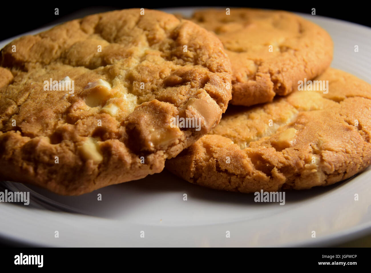 Tre i cookie su una piastra bianca Foto Stock