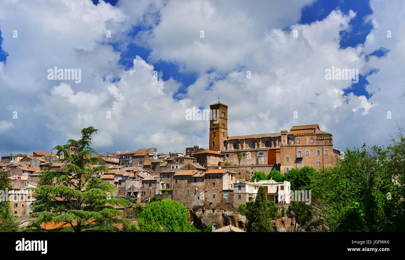 Vista panoramica della antica città medievale di Sutri con Santa Maria della cattedrale dell Assunzione in alto, vicino Roma Foto Stock