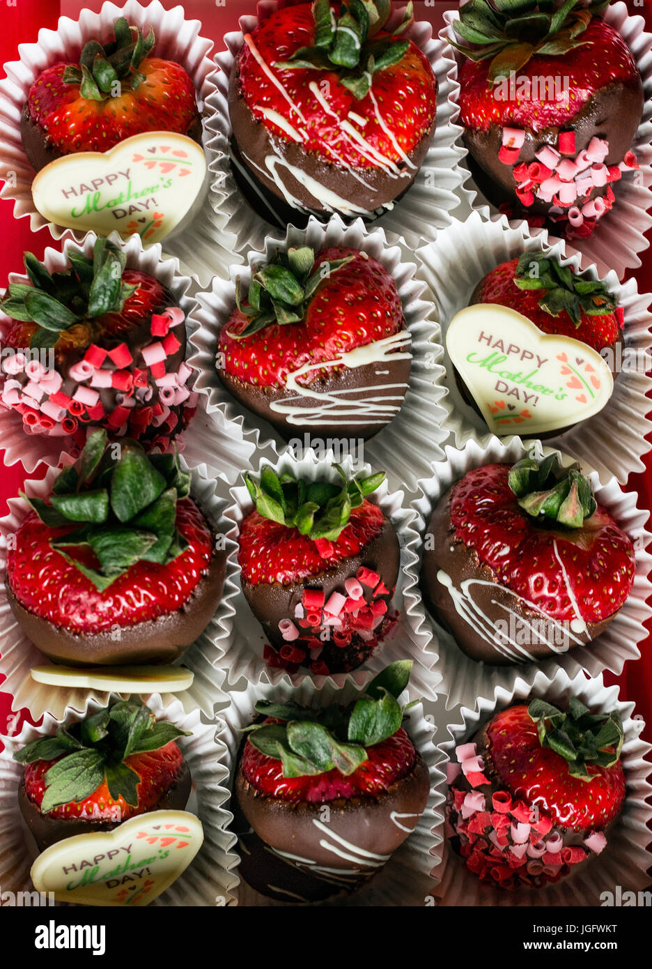 Fragole ricoperte di cioccolato la Festa della mamma regalo. Foto Stock