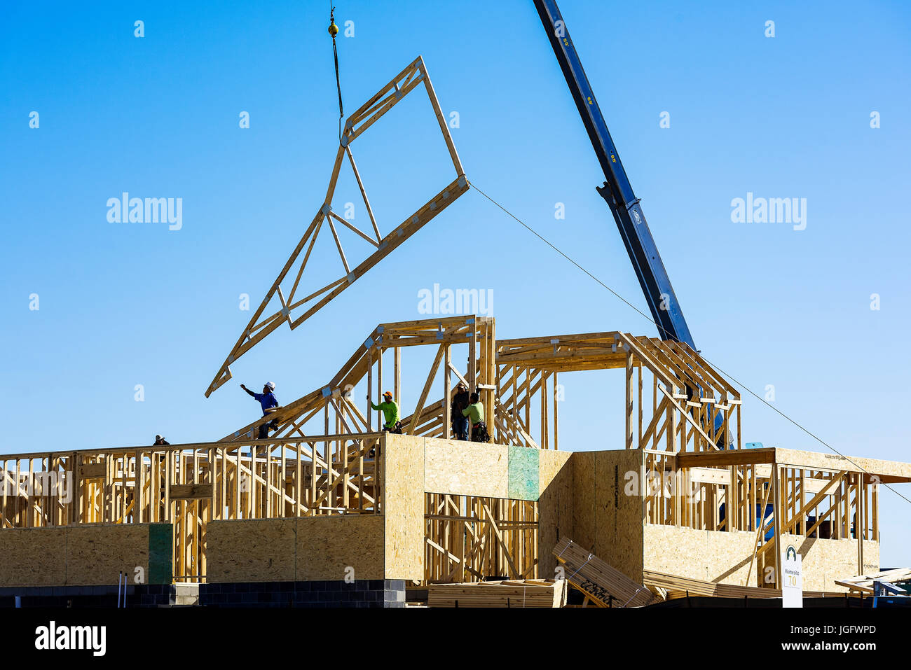 Lavoratori mettono pezzi prefabbricati in casa di nuova costruzione. Foto Stock