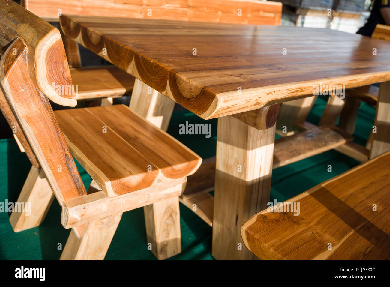 Bellissimo tavolo in legno e sedie Foto Stock