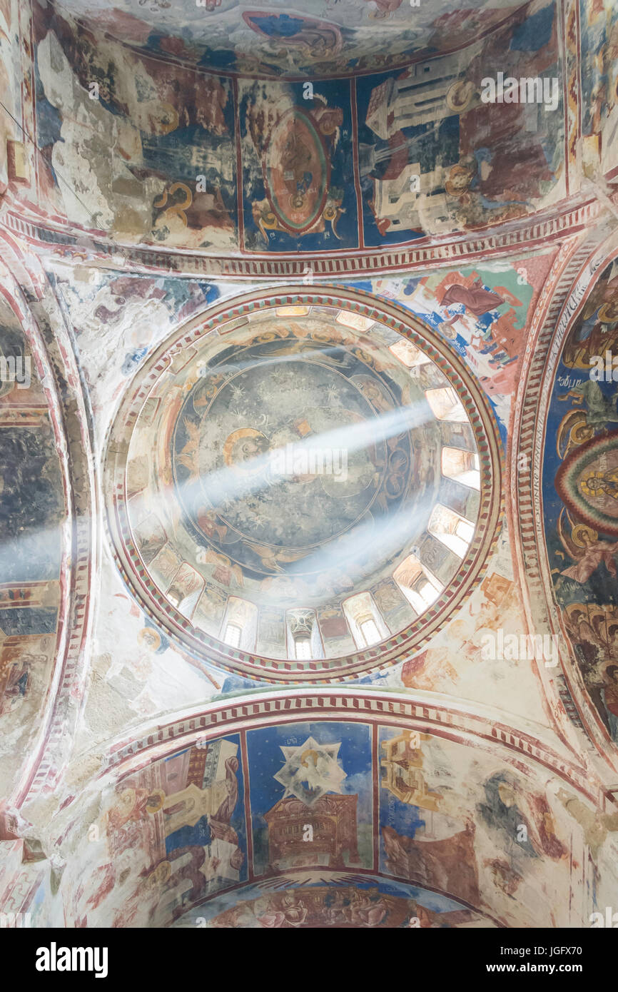 Murale del Cristo Pantocrator sulla cupola centrale nella cattedrale della Natività della Vergine, Monastero di Gelati, Kutaisi, Imereti provincia (Mkhare), Georgia Foto Stock