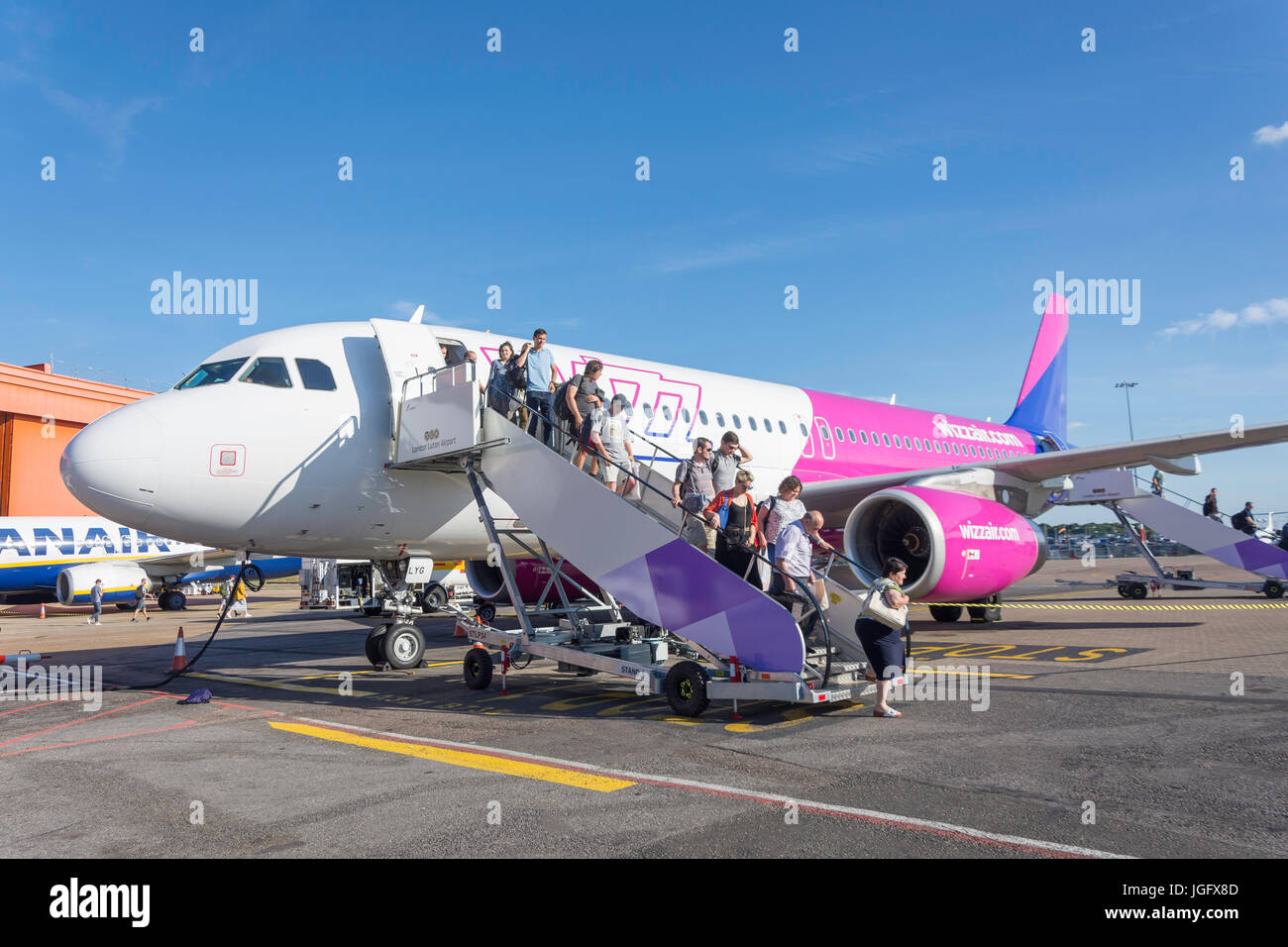 Lo sbarco di passeggeri Wizz Air Airbus A320 che a Londra Luton Airport, Luton, Bedfordshire, England, Regno Unito Foto Stock