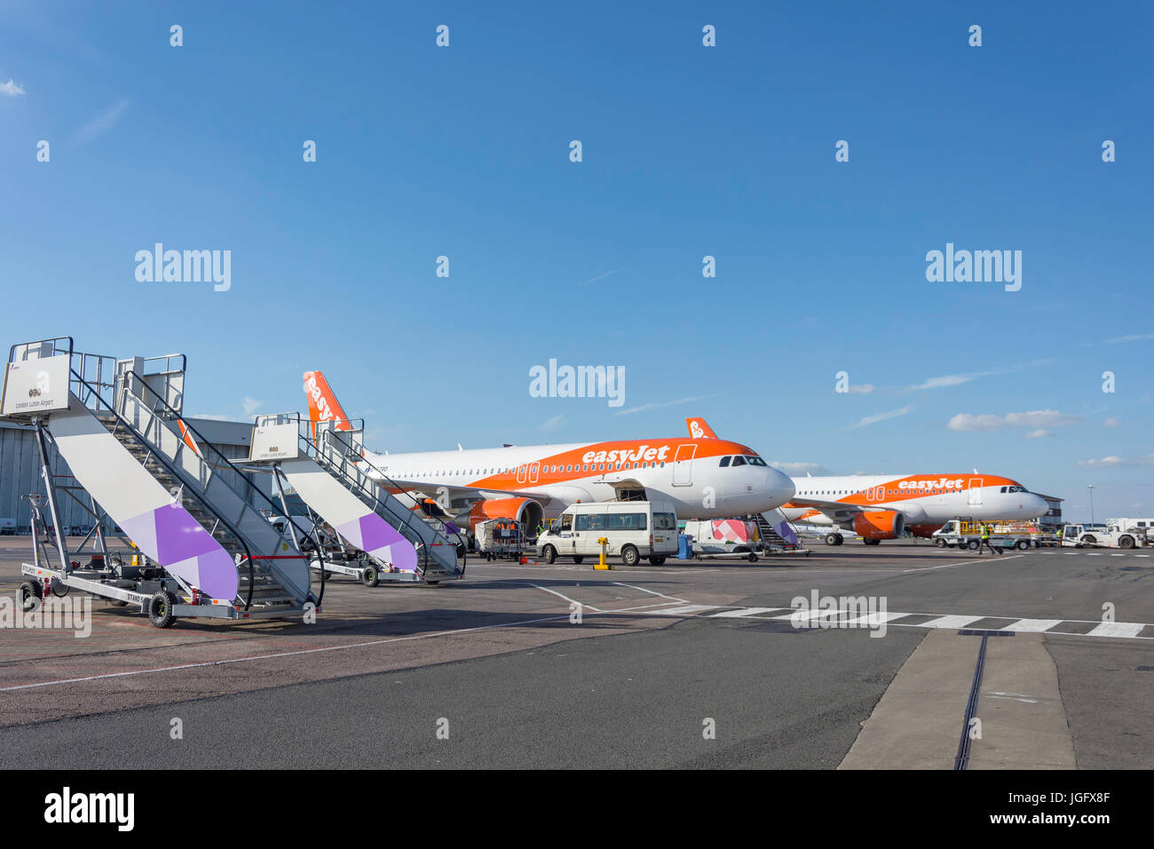 Aeromobili EasyJet a Londra Luton Airport, Luton, Bedfordshire, England, Regno Unito Foto Stock