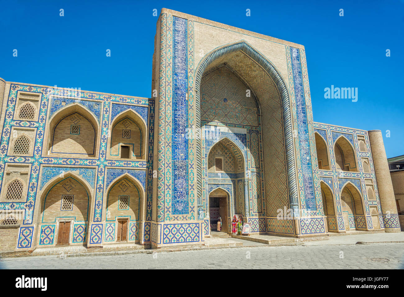 Ingresso alla madrassa con bellissimi mosaici sulla facciata anteriore, Bukhara, Uzbekistan Foto Stock