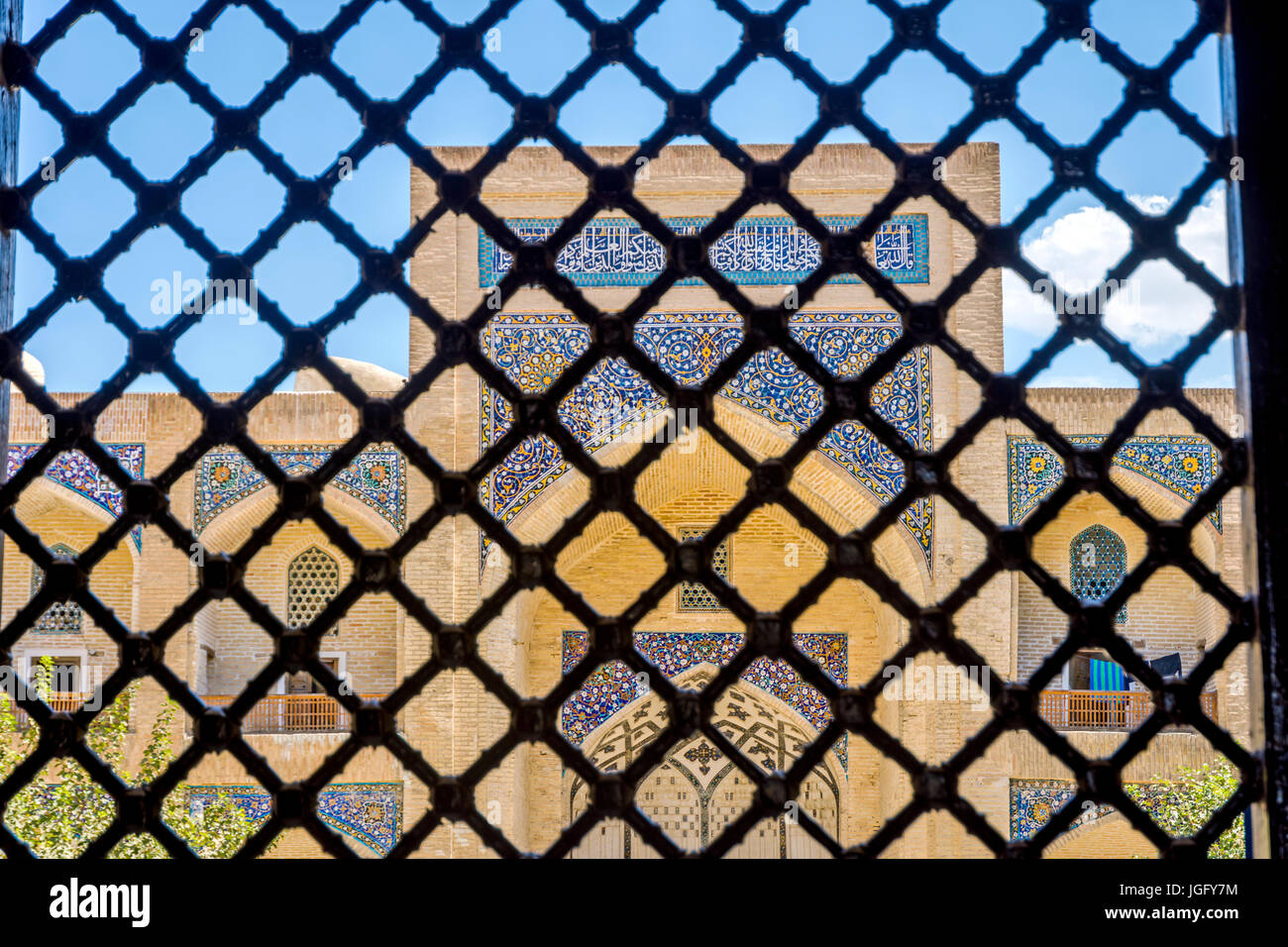 La moschea kaylan thru il traliccio con ornamenti, Uzbekistan Foto Stock