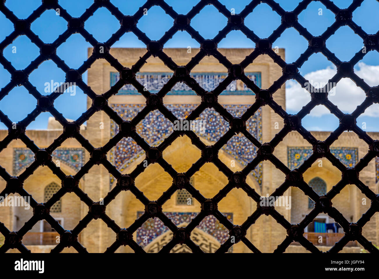 La moschea kaylan thru il traliccio con ornamenti, Uzbekistan Foto Stock