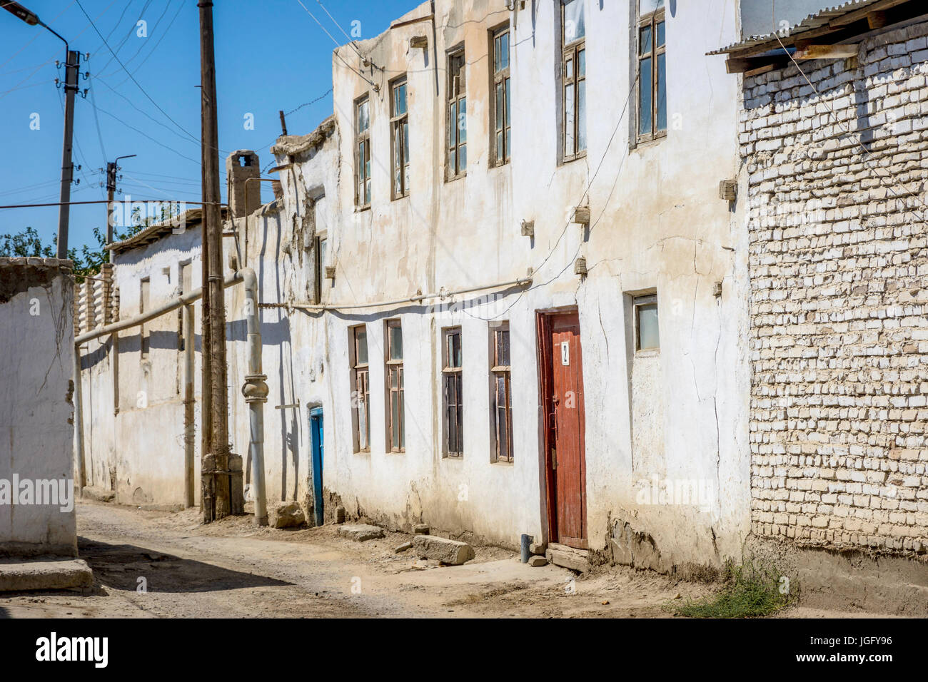 Strada bianca con case di fango nel centro cittadino di Bukhara, Uzbekistan Foto Stock