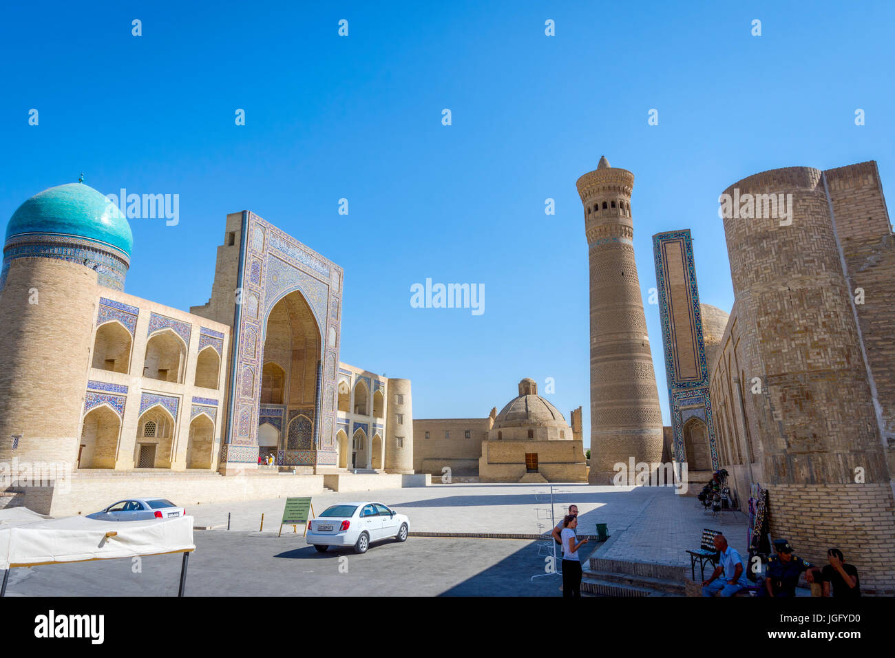 BUKHARA, UZBEKISTAN - 3 settembre: Minareto Kalyan e la moschea e alcuni negozi di articoli da regalo in una giornata di sole. Settembre 2016 Foto Stock