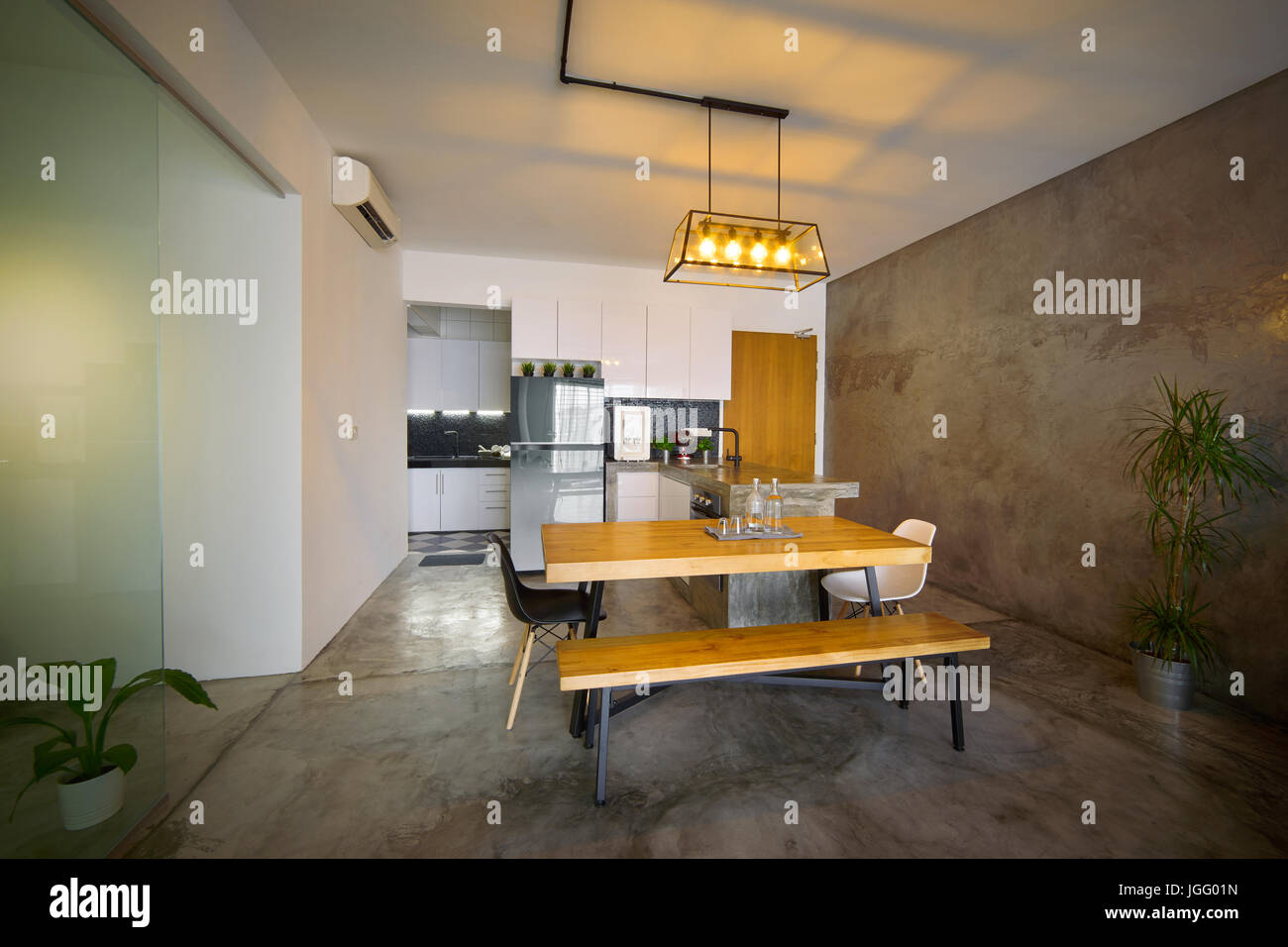Moderna e luminosa,pulito,interno cucina con tavolo da pranzo in legno in stile loft house , fotografia di interni. Foto Stock