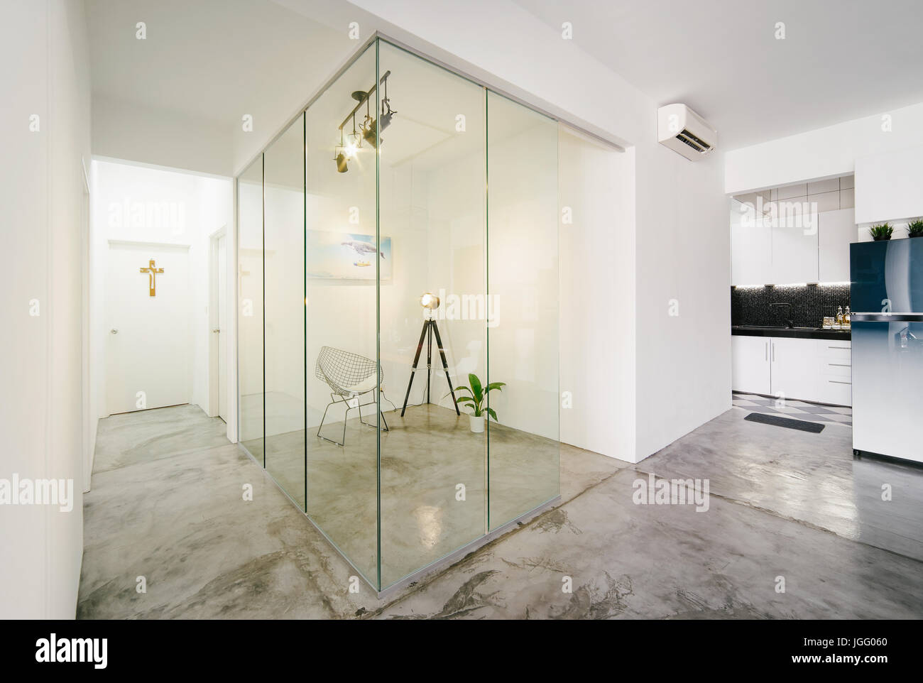 Moderna e luminosa,pulito,vivere ,sala di studio e cucina interna con divisorio in vetro in stile loft house , fotografia di interni. Foto Stock