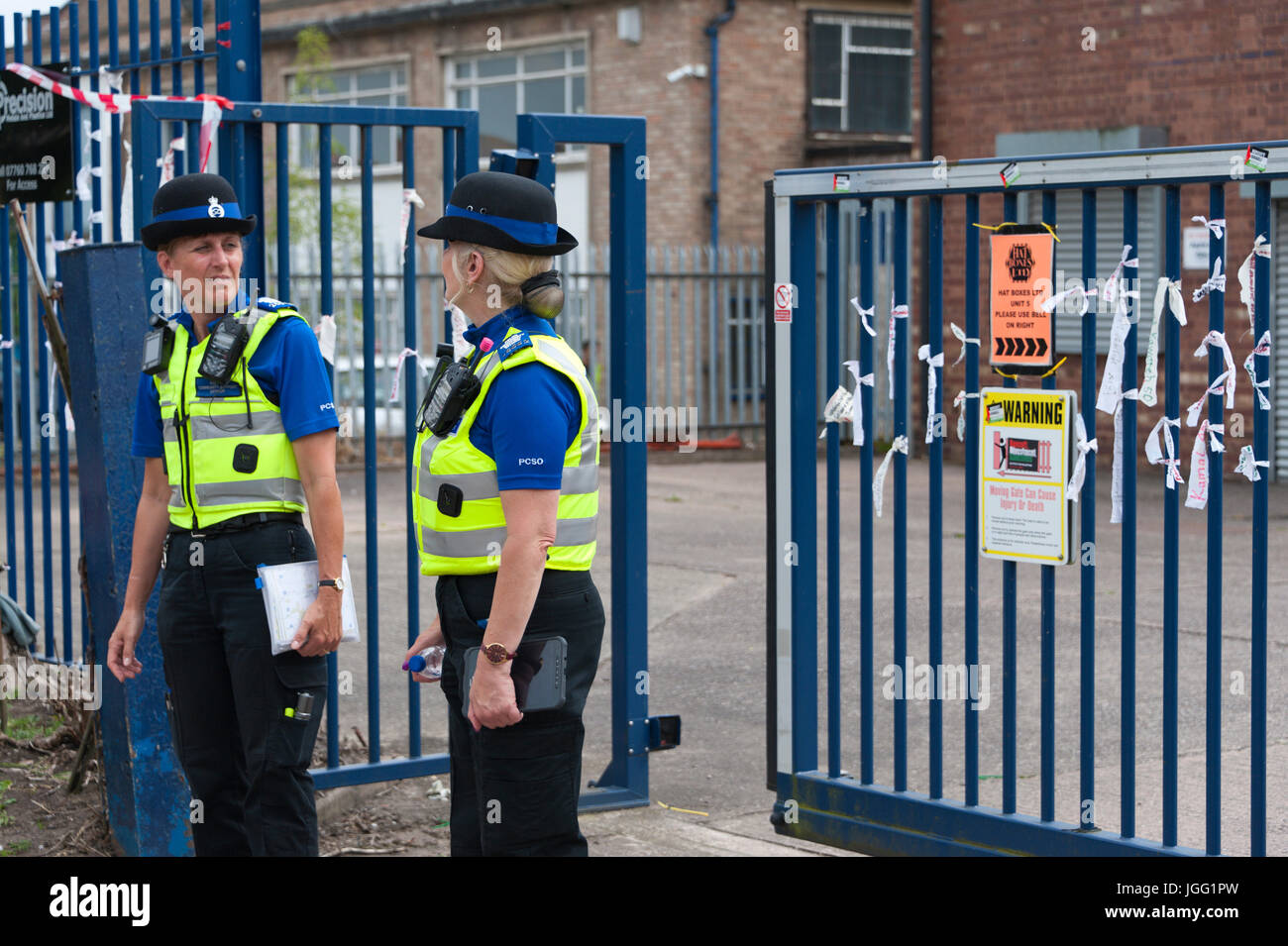 Shenstone, Staffordshire, Regno Unito. 6 Luglio, 2017. Gli ufficiali di polizia guarda il fuco factory gate. Nel secondo anniversario di Israele la brutale aggressione a Gaza nel luglio 2014 in cui 2.200 palestinesi sono stati uccisi, compresi più di 550 bambini, gli attivisti da tutto il Regno Unito viaggiare a Elbit la fabbrica di Shenstone, Lichfield in Staffordshire per un non-violenta picket al di fuori della fabbrica cancelli per chiedere che il Regno Unito si ferma armare Israele. Elbit la morte di fuchi sono utilizzati dalla difesa di Israele forza contro il popolo della Palestina. Credito: Graham M. Lawrence/Alamy Live News Foto Stock