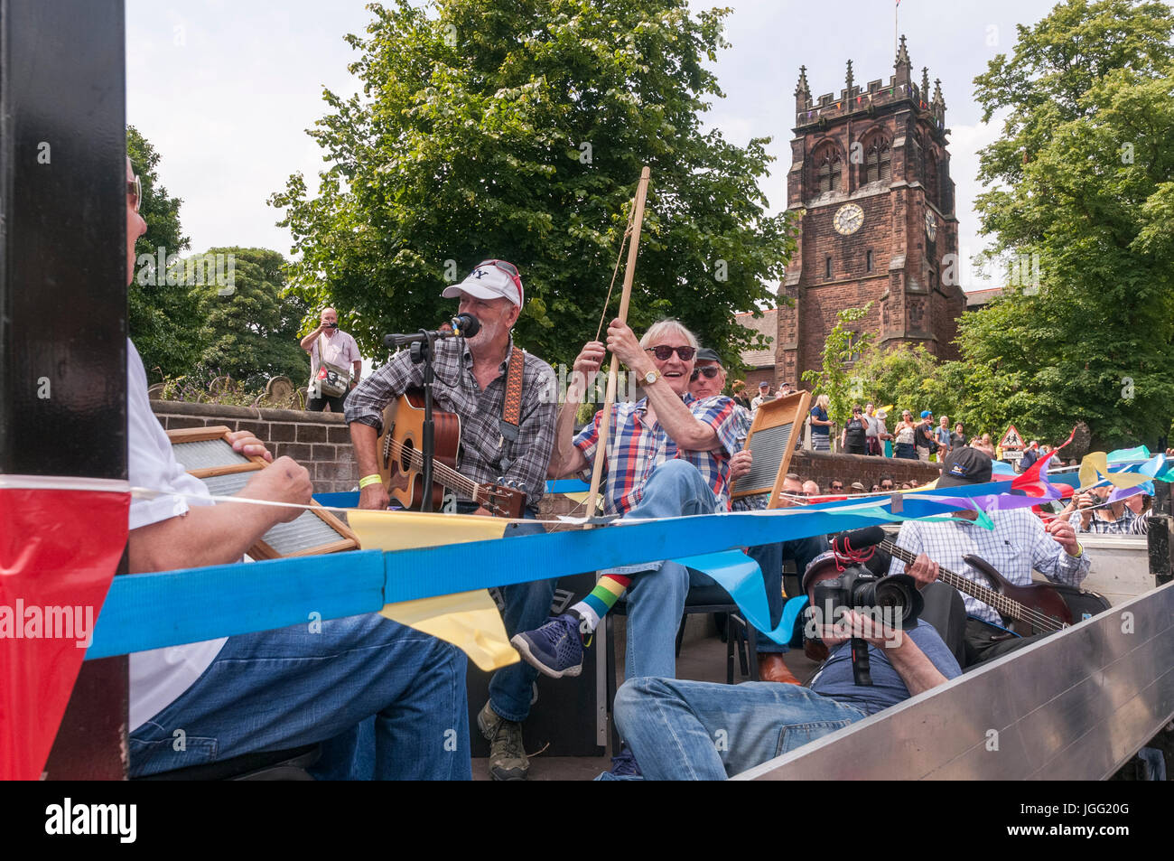 Woolton, Liverpool, Regno Unito. 6 luglio 2017. Una parata è stata tenuta in Woolton Liverpool oggi per contrassegnare il giorno 60 anni fa presso la chiesa di San Pietro sagra che ha portato John Lennon e Paul McCartney insieme per formare i Beatles. John Lennon's originale band i cavatori ha preso un giro attorno al villaggio su un autocarro locale e oggi i membri superstiti del gruppo ricreato l'unità con un originale camionista Dougie Chadwick al volante. Credito: John Davidson/Alamy Live News Foto Stock