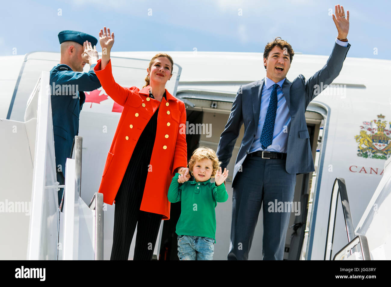 Amburgo, Germania. 06 Luglio, 2017. Il primo ministro canadese Justin Trudeau, sua moglie Sophie e il loro figlio Hadrien wave come hanno un passo fuori del velivolo in arrivo per l'inizio del Vertice del G20 incontro all aeroporto di Amburgo il 6 luglio 2017 ad Amburgo, in Germania. Credito: Planetpix/Alamy Live News Foto Stock