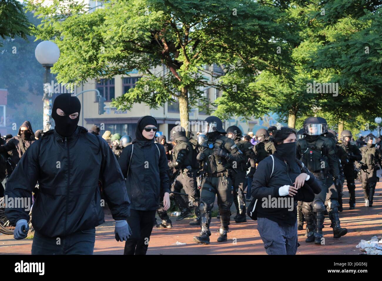 Amburgo, Germania. 6 Luglio, 2017. Manifestanti fuggire come polizia reprimere un anti g20 protesta Credito: Conall Kearney/Alamy Live News Foto Stock