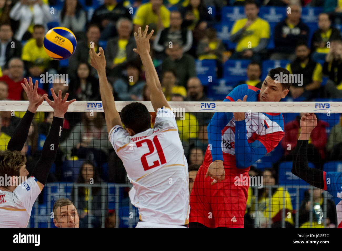 Curitiba, Brasile. 06 Luglio, 2017. Barthélémy Chinenyeze e Marko Podraskanin durante la fase finale del mondo Lega Volley, tra la Francia e la Serbia, svoltasi presso l'Arena da Baixada in Curitiba, PR. Credito: Reinaldo Reginato/FotoArena/Alamy Live News Foto Stock