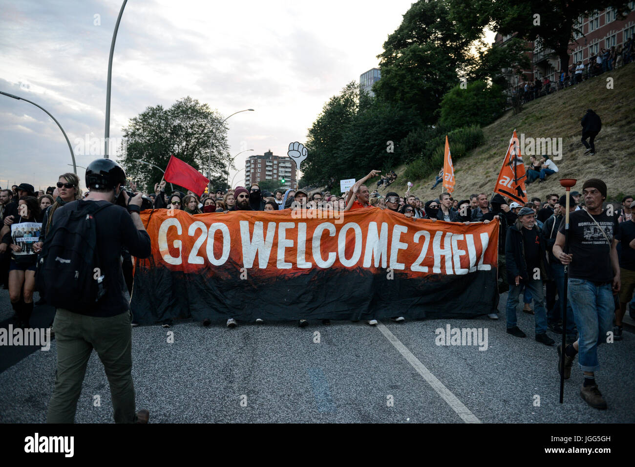 Amburgo, Germania. 6 Luglio, 2017. Germania, Amburgo, protesta rally "Benvenuti all'inferno" contro summit G-20 nel luglio 2017, il blocco nero di autonome e gruppi radicali Credito: Joerg Boethling/Alamy Live News Foto Stock