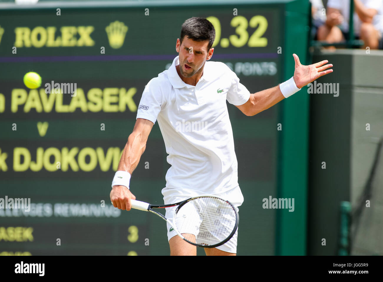 Londra, Regno Unito. 6 Luglio, 2017. Novak Djokovic (SRB) Tennis : Novak Djokovic di Serbia durante gli Uomini Singoli Secondo turno match di Wimbledon Lawn Tennis Championships contro Adam Pavlasek della Repubblica ceca presso l'All England Lawn Tennis e Croquet Club di Londra, in Inghilterra . Credito: AFLO/Alamy Live News Foto Stock