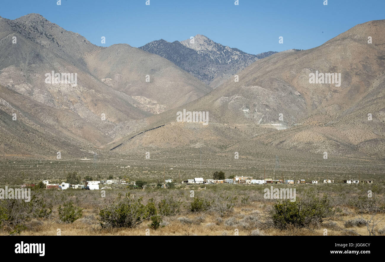 Pearsonville, California, Stati Uniti d'America. 13 Maggio, 2017. Peasrsonville, in California si trova a fianco di California State Route 395 e appena a nord della Naval Air Station armi Cina lago. La città di Pearsonville può essere visto all'inizio del 9 Mile Canyon e il camino picco nella distanza in questa vista guardando a nord. Credito: David Bro/ZUMA filo/Alamy Live News Foto Stock