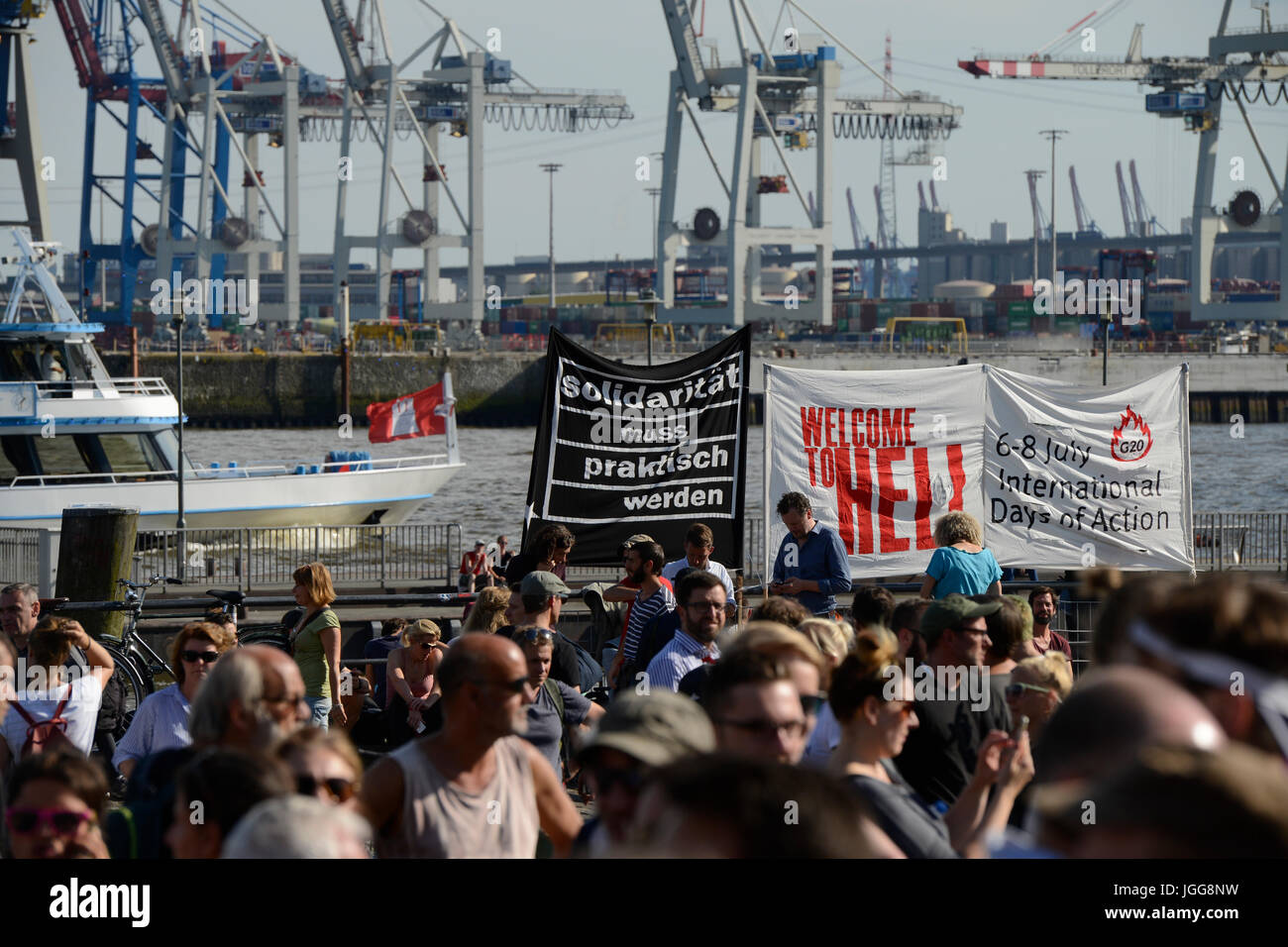 Amburgo, Germania. 6 Luglio, 2017. Germania, Amburgo, protesta rally "Benvenuti all'inferno" contro summit G-20 nel luglio 2017 Credit: Joerg Boethling/Alamy Live News Foto Stock