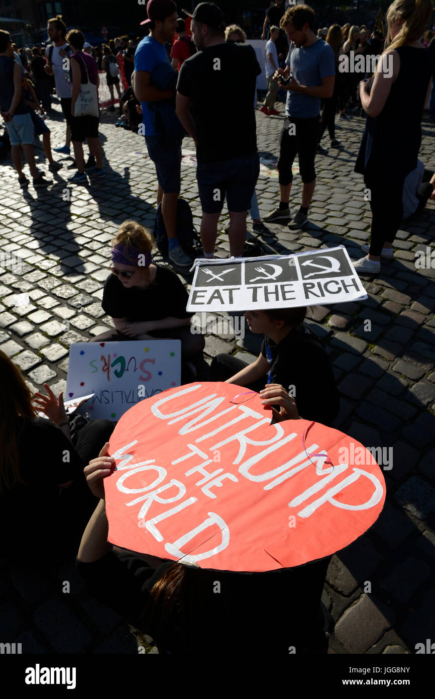 Amburgo, Germania. 6 Luglio, 2017. Germania, Amburgo, protesta rally "Benvenuti all'inferno" contro summit G-20 nel luglio 2017 Credit: Joerg Boethling/Alamy Live News Foto Stock