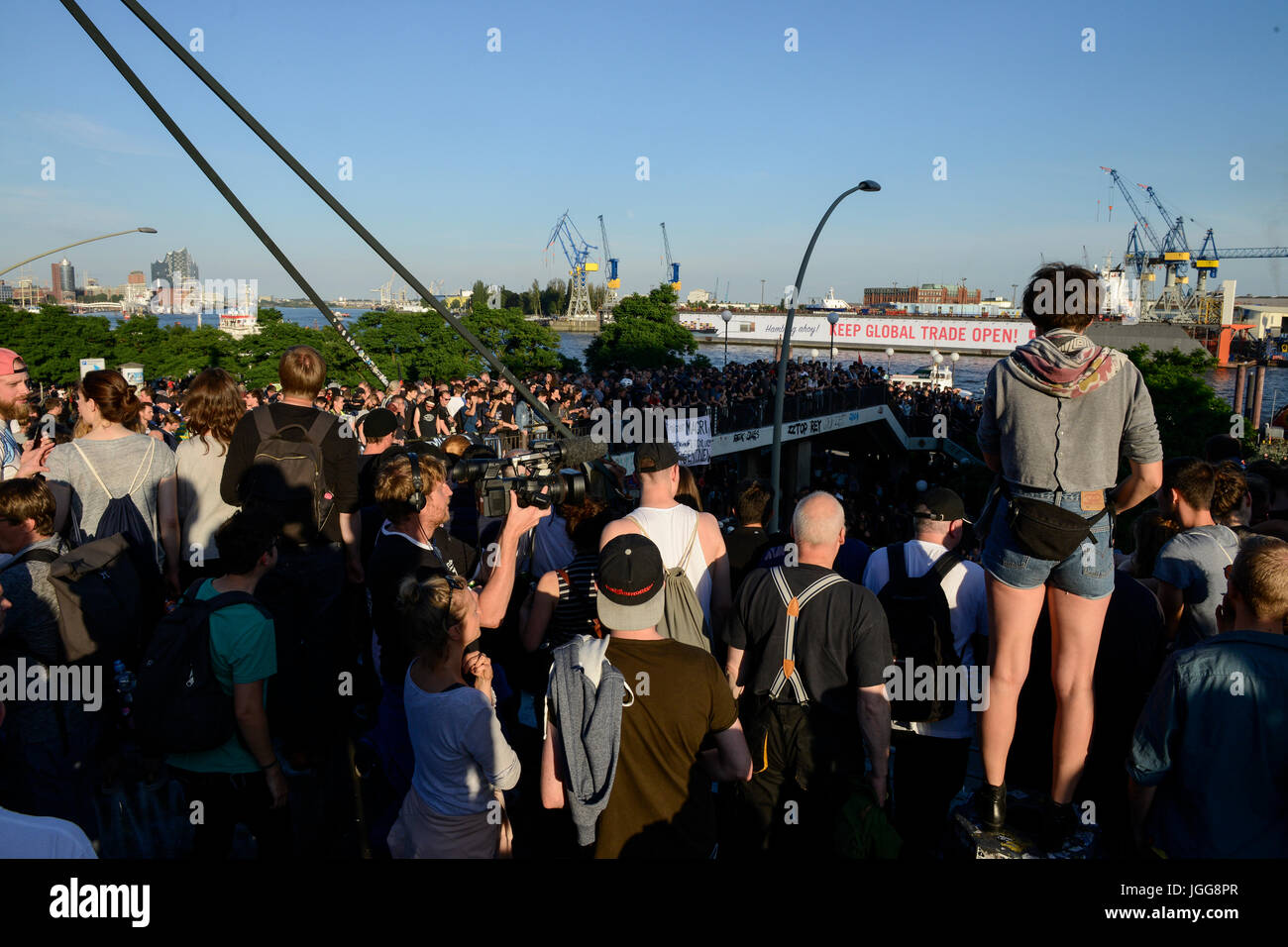 Amburgo, Germania. 6 Luglio, 2017. Germania, Amburgo, protesta rally "Benvenuti all'inferno" contro summit G-20 nel luglio 2017 Credit: Joerg Boethling/Alamy Live News Foto Stock