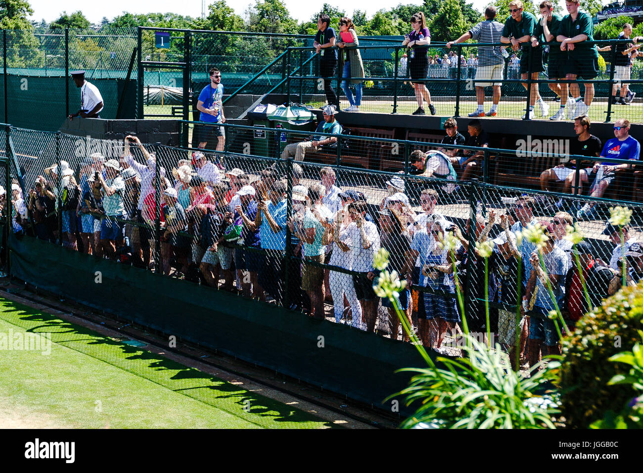 Londra, UK, 7 Luglio 2017: gli appassionati di tennis sono la visione di una sessione di pratica di Roger Federer svizzera il giorno cinque del 2017 campionati di Wimbledon di Londra il 07 luglio, 2017. Credito: Frank Molter/Alamy Live News Foto Stock